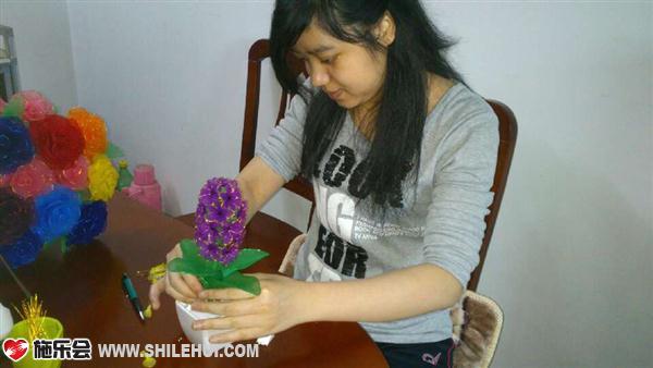 忍受着双脚疼痛,每天坚持制作丝网花,要积极、乐观地对抗疾病。