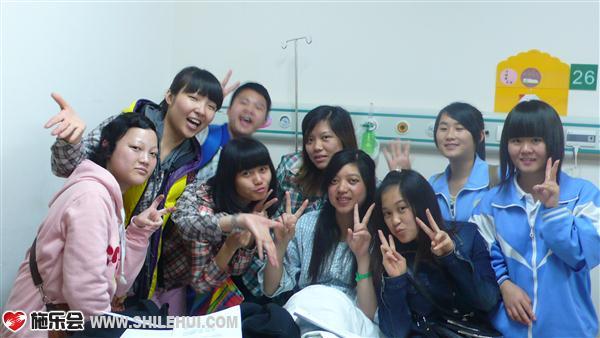 同学和社工来看望林小玲