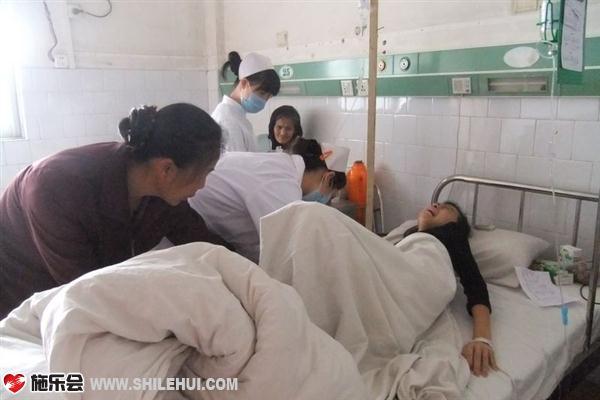 在始兴县人民医院医治,因为疼痛,她露出了痛苦的表情,母亲是看在眼里疼在心里