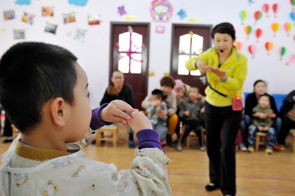 在全疆范围内对自闭症家庭宣传、推广、普及自闭症知识。