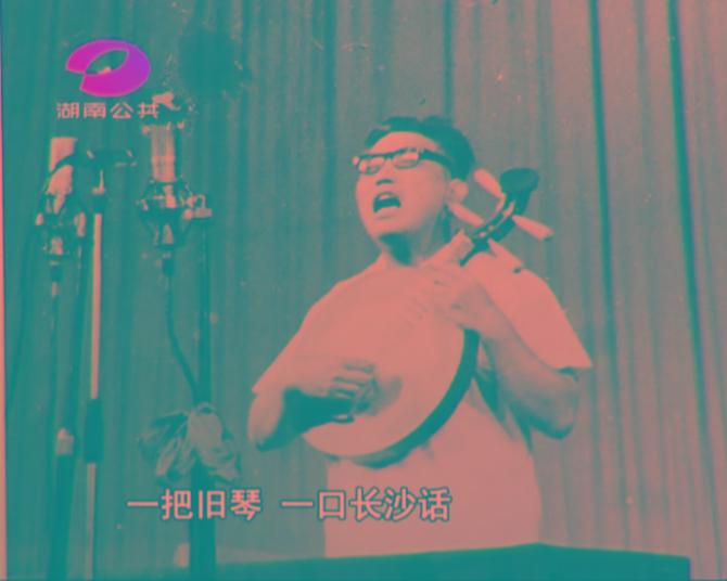 老人表演长沙弹词时的照片