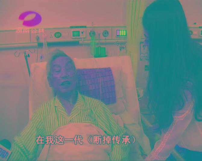 老人表演长沙弹词时的照片