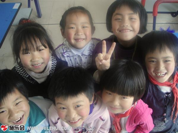 我们召集了所有在食堂打扫卫生的孩子们,想给他们照一张合照,孩子们听说要照相,一个个都很开心,脸上流露出了最甜美的童真