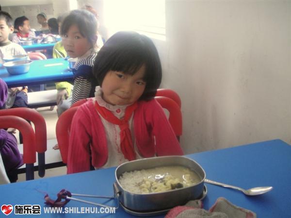 我们问这个孩子,好吃吗?孩子歪着头想了一会说,好吃!我喜欢吃鸡蛋。