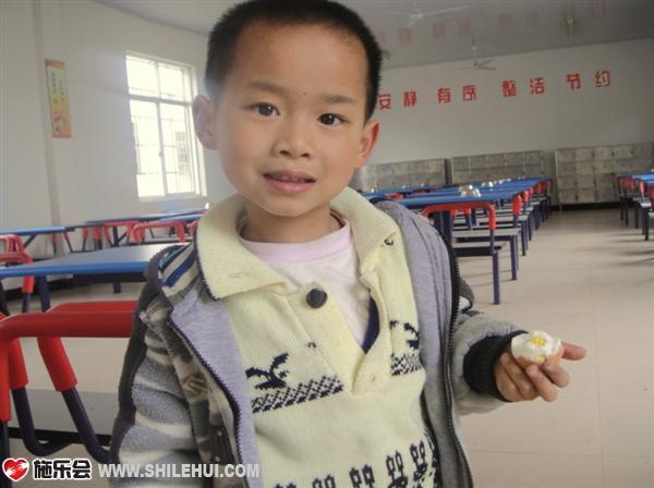 这是一个营养不良的孩子,孩子告诉我们,这半个鸡蛋他要留到晚上吃