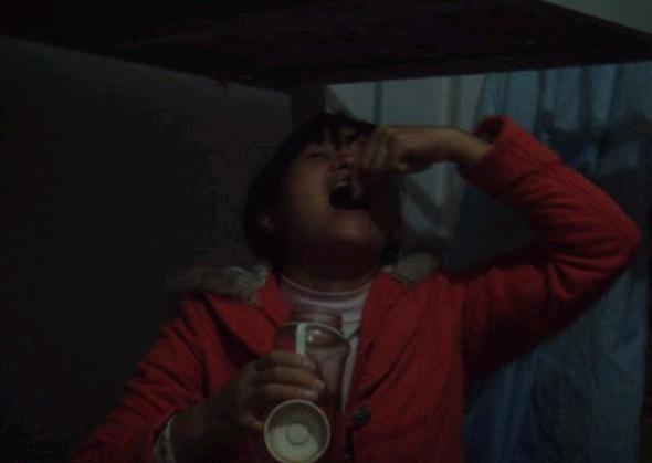 舅妈正在吃药,她内心最大的希望就是能看着自己的孩子健康快乐成长