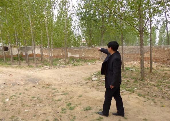 校长带领志愿者去建筑场地观看,不久的将来就会在这里建起一所爱心乒乓球训练馆,这都源于您的大爱