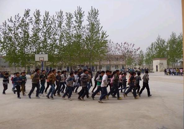 跑课间操是这个学校每天必备的一项课外活动,少年强,则国强