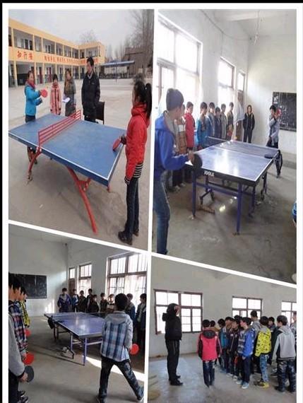 这是一间乒乓球训练室,人多空间小,40个学生围着一乒乓球台,孩子们渴望一个空间大的训练馆,让校园生活更加丰富多彩,提高学生们的积极性
