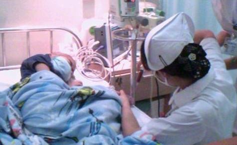 媛媛全身插满了各种管子粘满了各种检测仪器,剧痛使她浑身战栗却不吭一声