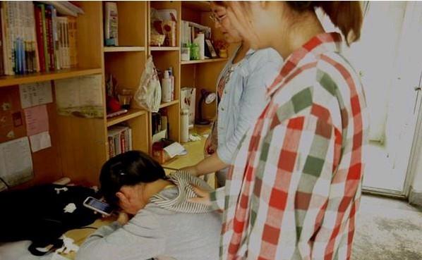 佳丽在学校里,同学们都在帮助和安慰她,佳丽说,她一定坚强,撑起这个家