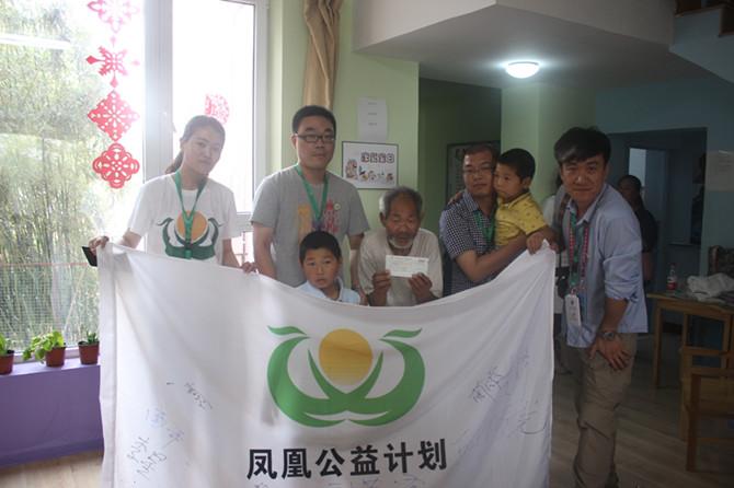 为脑瘫患儿胡氏兄弟送去康复费用