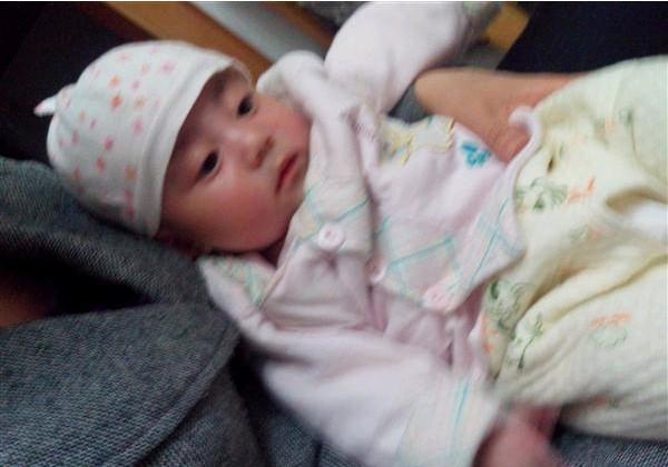 奶奶抱着她,她非常开心