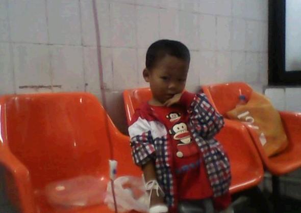 赵飞在肇庆市第一人民医院进行输血,他知道自己输完血才能回家,他只好乖乖地耐心等着。