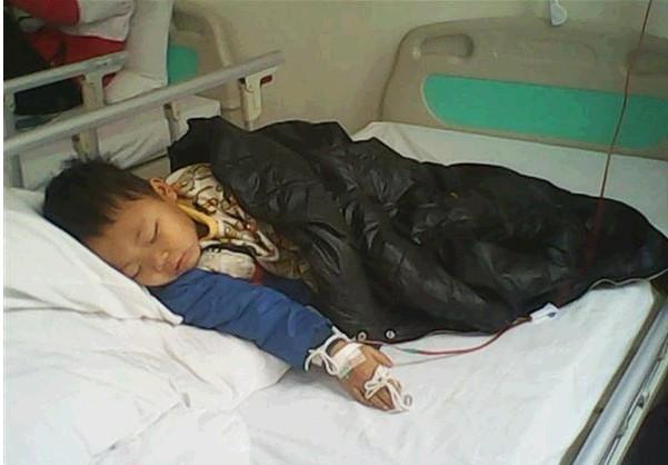 赵飞在肇庆第一人民医院输血,因为太累睡着了。