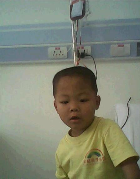 赵飞在医院接受输血治疗,每次输血都要4到6小时,有时那里没有床位,只能在医院走廊坐着,又不能乱跑