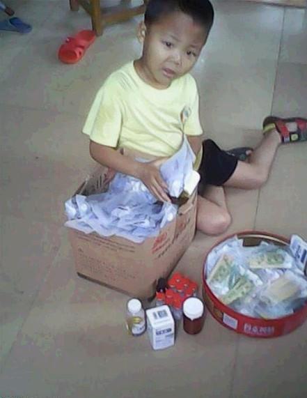 这里是赵飞的伯伯家,赵飞无论去到哪里都要带上药品,所谓“药不离身”就是这样