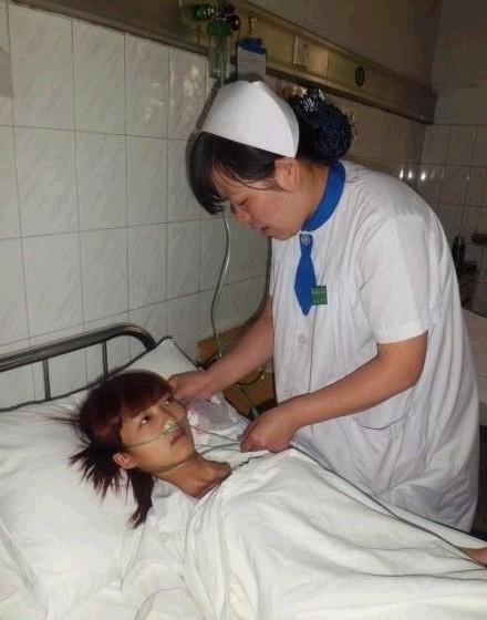 陈爱云在医院做治疗,也没有人照顾她,自己一个人非常坚强。