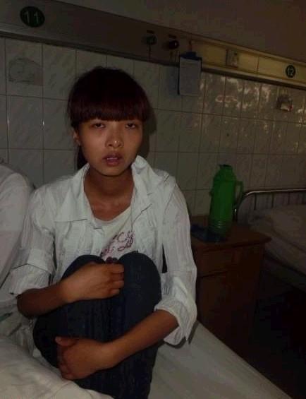 陈爱云的一个人在医院也很害怕,但是自己的病越来越严重,家里还有卧床的爸爸,她非常坚强的坚持着。