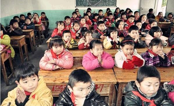 临近中午，几个孩子都已经饿了，前排的几个孩子已经忍不住开始咬手指