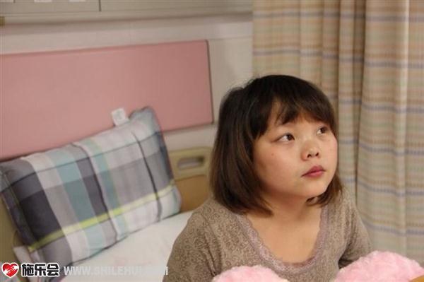 这是何文悦之前在医院治疗时留下的相片