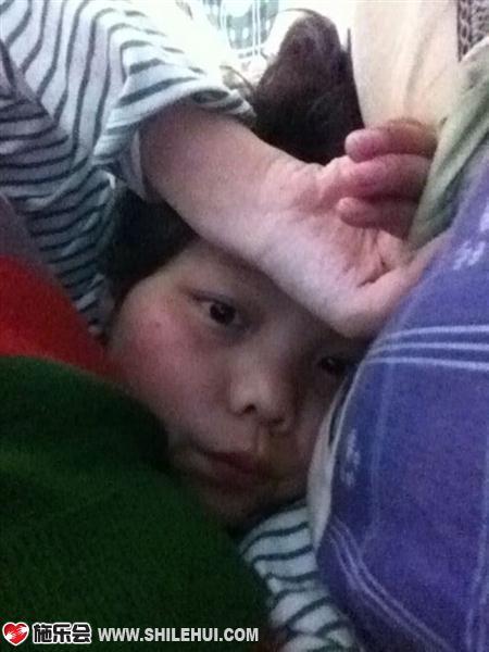 这张照片是何文悦刚查出病症在医院里拍的,当时何文悦也无法感觉到这病情的严重性