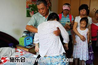 这是坐了一会往下打滑,父亲马上抱我上床