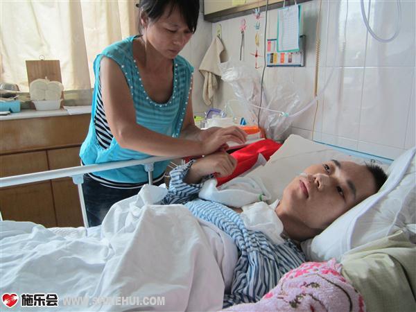 由于陈旭一直都是紧握双手,导致双手僵硬,陈旭妈妈手部按摩