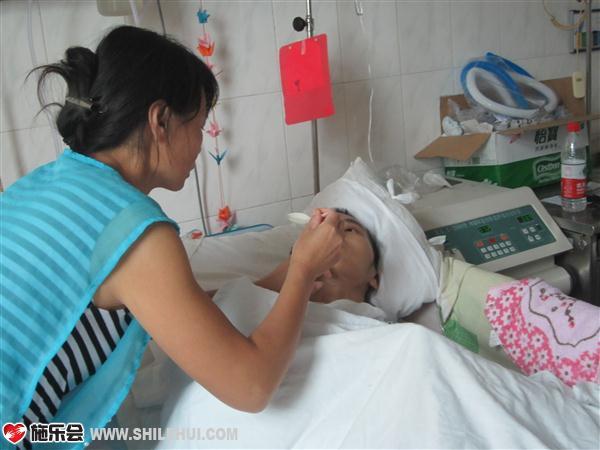 陈旭妈妈在帮陈旭润喉