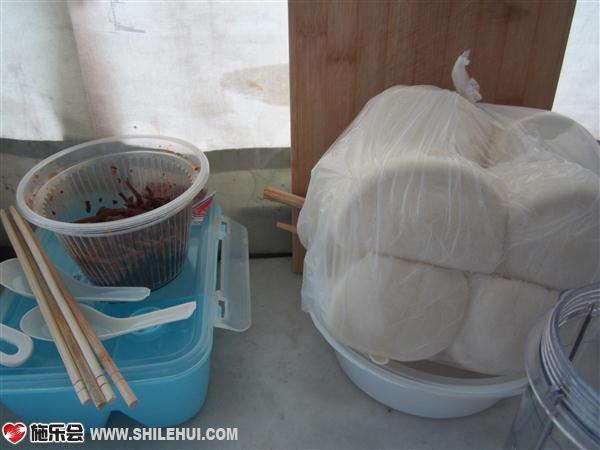 陈旭父母只能餐餐吃馒头和咸菜,咸菜还是亲戚从老家带过来的。