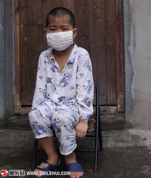 孩子在家门口,现在的他已经不能像其他孩子一样去上学了