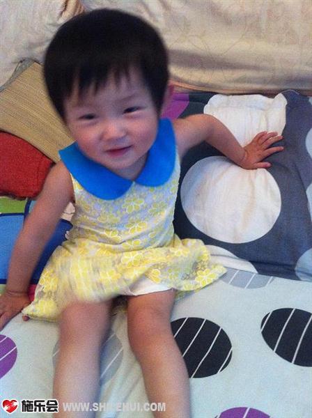 鑫淼很想念很喜欢的小妹清馨,总打电话问,会不会叫姐姐了,小清因为很长时间没有见到爸爸妈妈,总是会说,我没有爸爸,没有妈妈,听得外婆直掉眼泪!