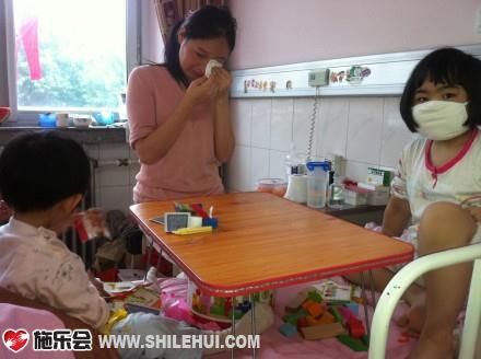 看着一双年幼的女儿,姐姐留下了痛苦而无奈的泪水,未来在哪里,该怎么办?