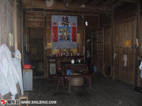 一贫如洗、家徒四壁的家里,没有值钱的东西好卖了,姐夫曾想着把这土房子给卖了,可是卖了年迈的爷爷奶奶去哪里住呢?而且现在还会有人买这农村的土房子吗?