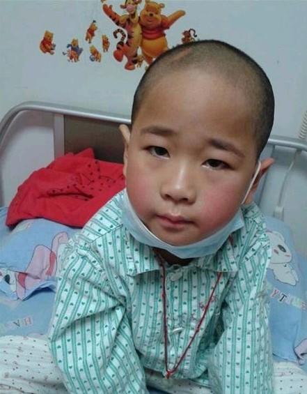 我没有头发，可我知道它会长出来的，只要病好了，我可以和以前一样扎小辫。  