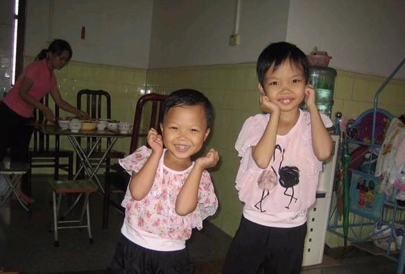 邓关锦与邓小焕为自己加油