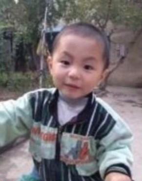 这是小索问没有生病之前的照片,那时的他正在骑自行车,脸上洋溢着纯真的笑容