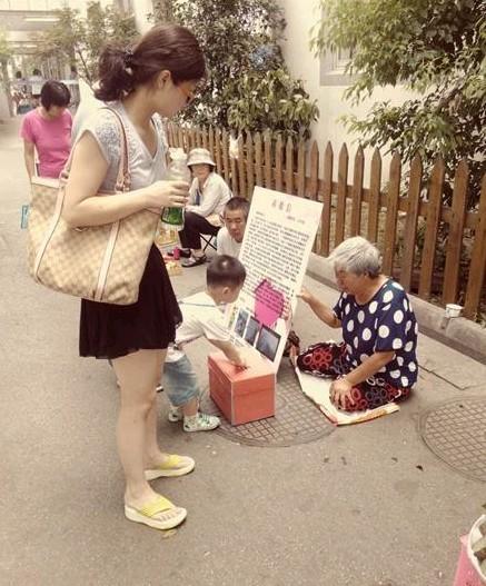 已经没有经济来源了,爷爷奶奶为了孙子沿街乞讨