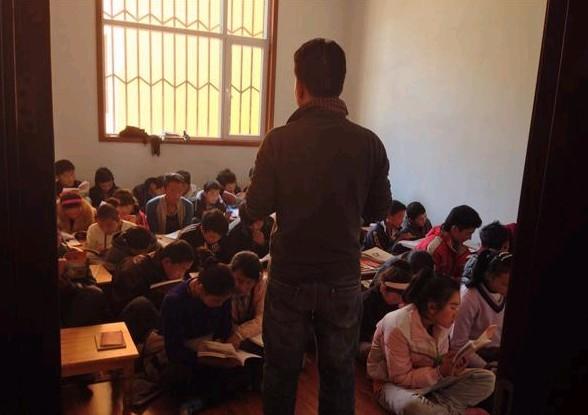 学生们上汉语课,只有一个老师,3个班级