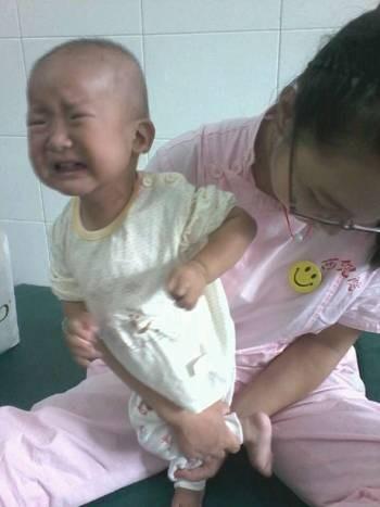 俊楠身上很多病,导致他还跟6-7个月婴儿一样还不会说话、走路、叫人,使他发育不好,现在省儿童医院做康复训练,训练难受,宝宝忍不住的哭