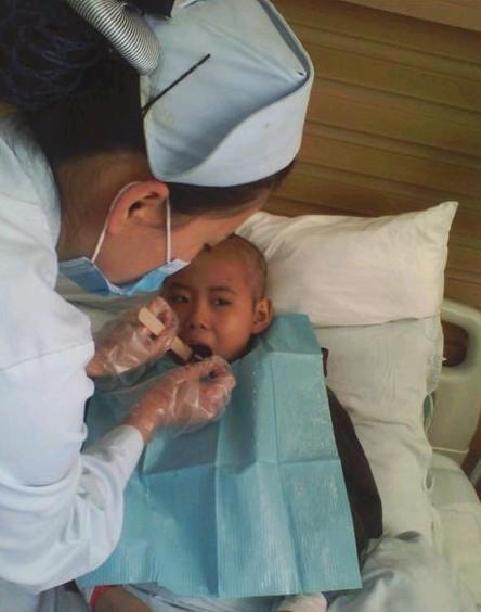 怡婷在做口腔护理,在化疗的时候,孩子非常容易感染,一定要护理好,感染了就要花更多的钱,爸爸都不知道到哪里去筹措了