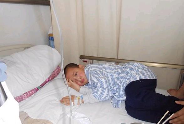 小旭龙正在上化疗药,有的化疗药烧血管,孩子忍不住疼痛哭了出来
