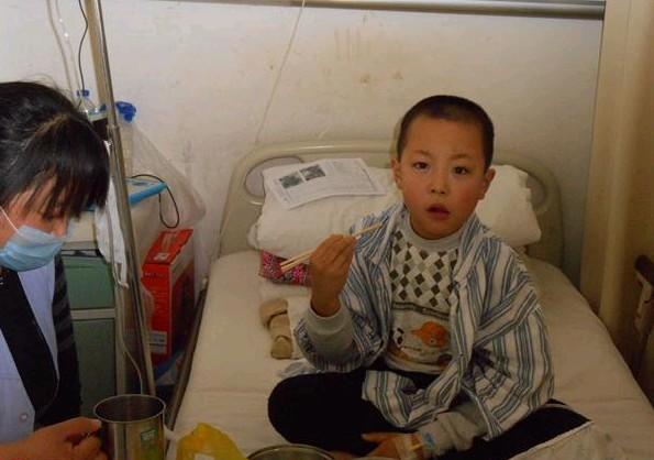 在医院治疗当中,小旭龙吃午饭,因为打了培门冬酶,孩子白15天不吃油性,孩子妈妈一点油都没放,瞧这小样多可怜。