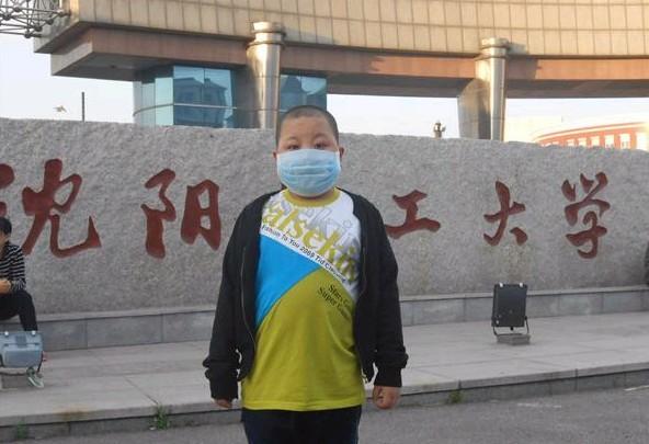 小旭龙在路过沈阳化工大学门前,感叹的说,爸爸你在这门前给我照张像吧,以后我也想上这样的大学学校。