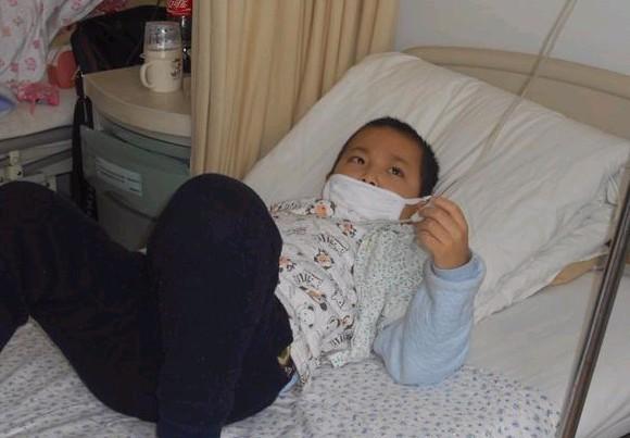 小旭龙刚在医院打完俏还得平躺6个小时,不样吃饭不样喝水,小旭龙说,这时间太难熬了