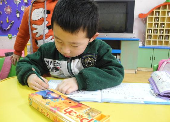 这是薛皓元在幼儿园学习。在幼儿园里薛皓元有好多小朋友,听说薛皓元生病了,小朋友们都很担心,很多都打来电话给薛皓元加油。可是,薛皓元在幼儿园的日子就这样结束了。他还没等到毕业就住到了病房里。