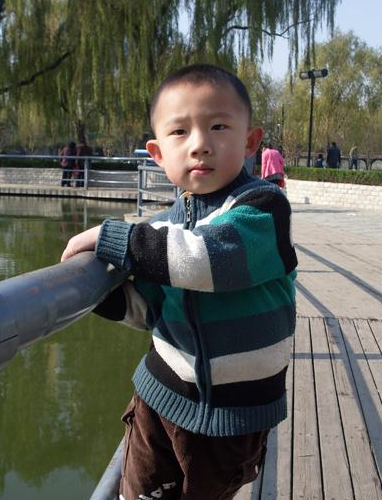 这是薛皓元生病前,在淄博的人民公园快乐玩耍的情景。那时候的薛皓元无比的健康活泼快乐。