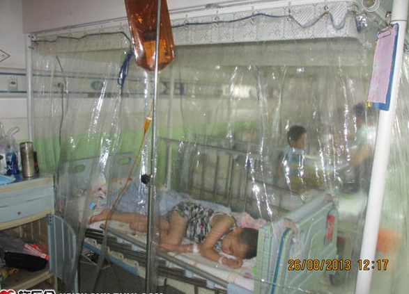 这是薛皓元在化疗输液中,没次化疗几乎都是折磨,呕吐、吃不下饭,没有精神,几乎整天都是躺在床上。这样痛苦还要经受很多很多次。