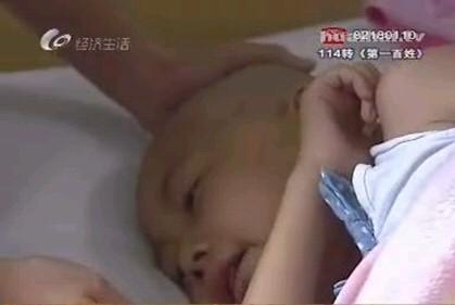 这是今年7月份小琦若躺在病床上,不停地咳嗽,持续近一个月