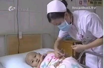 这是护士在为小琦若挂水,孩子都不知道自己的病情有如此严重
